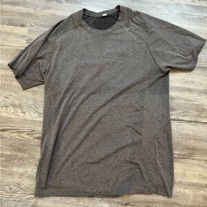 Men’s lululemon MVT metal vent tech, size medium, no snags or holes.